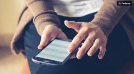 Ilustrasi browsing internet dengan smartphone. (Pexels.com) 