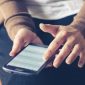 Ilustrasi browsing internet dengan smartphone. (Pexels.com) 
