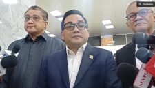 Ketua Komisi II DPR RI, Rifqinizamy Karsayuda di Kompleks Parlemen, Jakarta, Senin (19/1/2026). (Suara.com/Bagaskara Isdiansyah)