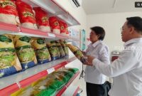 Petugas saat menata produk Beras di KDMP di Sampangan semarang [Ilma Latif/Suara.com]