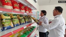 Petugas saat menata produk Beras di KDMP di Sampangan semarang [Ilma Latif/Suara.com]