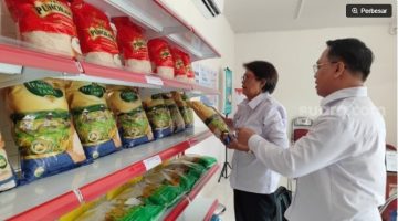 Petugas saat menata produk Beras di KDMP di Sampangan semarang [Ilma Latif/Suara.com]
