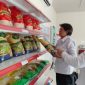 Petugas saat menata produk Beras di KDMP di Sampangan semarang [Ilma Latif/Suara.com]