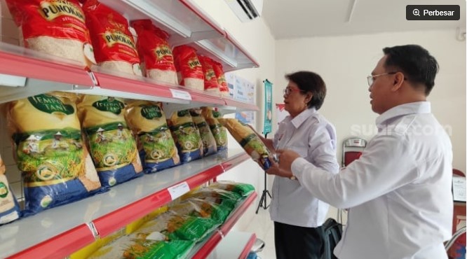 Petugas saat menata produk Beras di KDMP di Sampangan semarang [Ilma Latif/Suara.com]