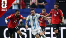 Lionel Messi dalam kawalan ketat para pemain Mesir dalam laga sengit tadi malam, Selasa (7/7) (instagram.com/theaseanfootball)