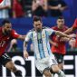 Lionel Messi dalam kawalan ketat para pemain Mesir dalam laga sengit tadi malam, Selasa (7/7) (instagram.com/theaseanfootball) 