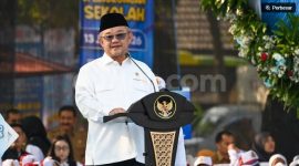 Mendikdasmen Abdul Mu'ti melarang praktik perpeloncoan dan senioritas dalam pelaksanaan MPLS tahun ajaran 2026/2027 di seluruh Indonesia. (Suara.com/Lilis) 