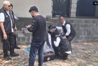 Tim Forensik Angkut Barang Bukti dari Klinik Lokasi Penemuan Penjaga Rumah Febrie Adriansyah. [Suara.com/Cornelius]