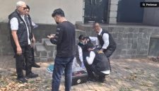 Tim Forensik Angkut Barang Bukti dari Klinik Lokasi Penemuan Penjaga Rumah Febrie Adriansyah. [Suara.com/Cornelius]