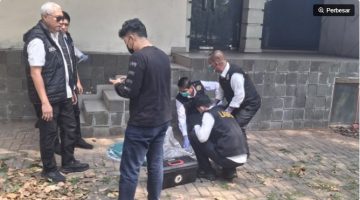 Tim Forensik Angkut Barang Bukti dari Klinik Lokasi Penemuan Penjaga Rumah Febrie Adriansyah. [Suara.com/Cornelius]