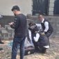Tim Forensik Angkut Barang Bukti dari Klinik Lokasi Penemuan Penjaga Rumah Febrie Adriansyah. [Suara.com/Cornelius]