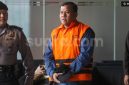 Bupati Kuantan Singingi Suhardiman Amby berjalan menuju mobil tahanan usai menjalani pemeriksaan di Gedung Merah Putih KPK, Jakarta, Rabu (1/7/2026). [Suara.com/Alfian Winanto] 