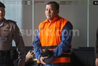 Bupati Kuantan Singingi Suhardiman Amby berjalan menuju mobil tahanan usai menjalani pemeriksaan di Gedung Merah Putih KPK, Jakarta, Rabu (1/7/2026). [Suara.com/Alfian Winanto] 