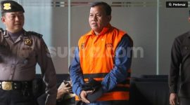Bupati Kuantan Singingi Suhardiman Amby berjalan menuju mobil tahanan usai menjalani pemeriksaan di Gedung Merah Putih KPK, Jakarta, Rabu (1/7/2026). [Suara.com/Alfian Winanto] 
