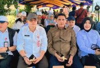Anggota Komisi II DPRD Kalteng Noor Fazariah Kamayanti (Paling Kanan), bersama Asisten Perekonomian dan Pembangunan Setda Kalteng Anang Dirjo, Kepala Dinas PMD Kalteng Aryawan dan Kepala Dinas Ketahana Pangan Kalteng Agus Candra menghadiri Panen Raya Padi seluas 25.817 hektare yang dipusatkan di Desa Terusan Mulya, Kecamatan Bataguh, Kabupaten Kapuas, Rabu (8/7/2026).Foto:Istimewa
