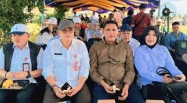 Anggota Komisi II DPRD Kalteng Noor Fazariah Kamayanti (Paling Kanan), bersama Asisten Perekonomian dan Pembangunan Setda Kalteng Anang Dirjo, Kepala Dinas PMD Kalteng Aryawan dan Kepala Dinas Ketahana Pangan Kalteng Agus Candra menghadiri Panen Raya Padi seluas 25.817 hektare yang dipusatkan di Desa Terusan Mulya, Kecamatan Bataguh, Kabupaten Kapuas, Rabu (8/7/2026).Foto:Istimewa

