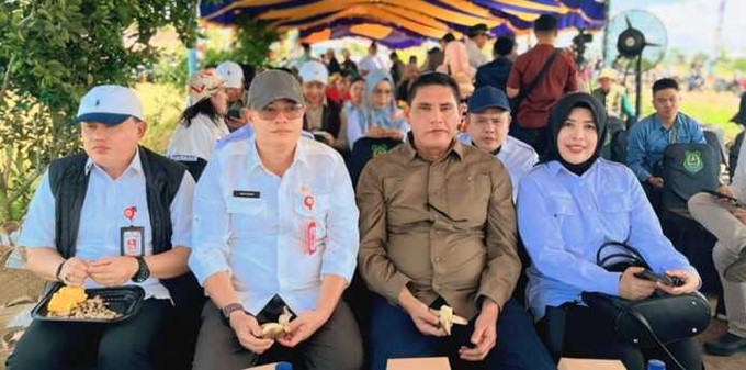 Anggota Komisi II DPRD Kalteng Noor Fazariah Kamayanti (Paling Kanan), bersama Asisten Perekonomian dan Pembangunan Setda Kalteng Anang Dirjo, Kepala Dinas PMD Kalteng Aryawan dan Kepala Dinas Ketahana Pangan Kalteng Agus Candra menghadiri Panen Raya Padi seluas 25.817 hektare yang dipusatkan di Desa Terusan Mulya, Kecamatan Bataguh, Kabupaten Kapuas, Rabu (8/7/2026).Foto:Istimewa
