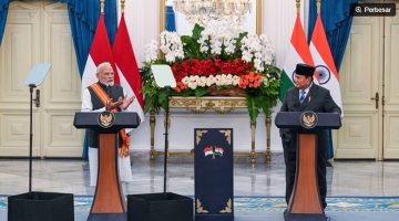 Presiden Prabowo Subianto (kanan) bersama Perdana Menteri India Narendra Modi (kiri) memberi keterangan pers saat kunjungan kenegaraan di Istana Merdeka, Jakarta, Selasa (7/7/2026). [ANTARA FOTO/Galih Pradipta/bay/YU] 