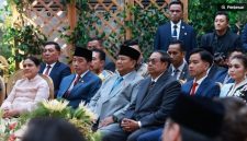 Presiden Prabowo Subianto duduk semeja bersama Presiden ke-6 RI Susilo Bambang Yudhoyono (SBY) dan Presiden ke-7 RI Joko Widodo (Jokowi) saat menghadiri resepsi pernikahan putra Garibaldi Thohir di Jakarta, Minggu (26/7/2026). [instagram Prabowo] 