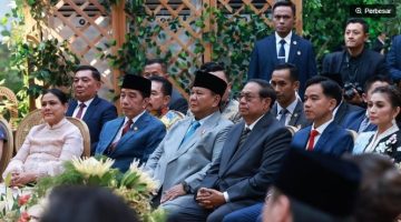 Presiden Prabowo Subianto duduk semeja bersama Presiden ke-6 RI Susilo Bambang Yudhoyono (SBY) dan Presiden ke-7 RI Joko Widodo (Jokowi) saat menghadiri resepsi pernikahan putra Garibaldi Thohir di Jakarta, Minggu (26/7/2026). [instagram Prabowo] 