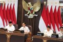 Presiden Prabowo Subianto (kiri) didampingi Wapres Gibran saat Sidang Kabinet Paripurna di Ruang Sidang Kabinet, Istana Kepresidenan, Jakarta. (ANTARA/Rangga Pandu Asmara Jingga)