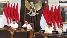 Presiden Prabowo Subianto (kiri) didampingi Wapres Gibran saat Sidang Kabinet Paripurna di Ruang Sidang Kabinet, Istana Kepresidenan, Jakarta. (ANTARA/Rangga Pandu Asmara Jingga)