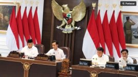 Presiden Prabowo Subianto (kiri) didampingi Wapres Gibran saat Sidang Kabinet Paripurna di Ruang Sidang Kabinet, Istana Kepresidenan, Jakarta. (ANTARA/Rangga Pandu Asmara Jingga)