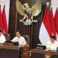 Presiden Prabowo Subianto (kiri) didampingi Wapres Gibran saat Sidang Kabinet Paripurna di Ruang Sidang Kabinet, Istana Kepresidenan, Jakarta. (ANTARA/Rangga Pandu Asmara Jingga)