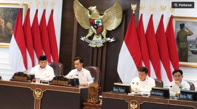 Presiden Prabowo Subianto (kiri) didampingi Wapres Gibran saat Sidang Kabinet Paripurna di Ruang Sidang Kabinet, Istana Kepresidenan, Jakarta. (ANTARA/Rangga Pandu Asmara Jingga)