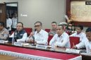 Jajaran Kortastipidkor Polri dan Kabareskrim Polri Komjen Pol. Syahardiantono (kedua dari kanan) memberikan keterangan dalam konferensi pers di Gedung Bareskrim Polri, Jakarta, Senin (6/7/2026). ANTARA/Nadia Putri Rahmani