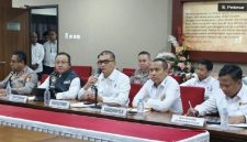 Jajaran Kortastipidkor Polri dan Kabareskrim Polri Komjen Pol. Syahardiantono (kedua dari kanan) memberikan keterangan dalam konferensi pers di Gedung Bareskrim Polri, Jakarta, Senin (6/7/2026). ANTARA/Nadia Putri Rahmani