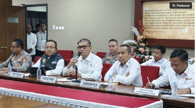 Jajaran Kortastipidkor Polri dan Kabareskrim Polri Komjen Pol. Syahardiantono (kedua dari kanan) memberikan keterangan dalam konferensi pers di Gedung Bareskrim Polri, Jakarta, Senin (6/7/2026). ANTARA/Nadia Putri Rahmani