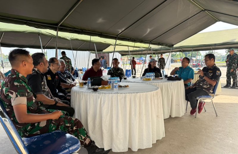 Saat organisasi wartawan berbincang dengan personel Yontf 924 / UMS. Foto : 1tulah.com/zakirin