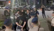 Sebanyak 50 orang berambut cepak dan berbaju loreng mendatangi markas Polda Metro Jaya, Kamis (9/7/2026) pagi. 