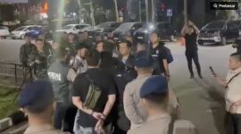 Sebanyak 50 orang berambut cepak dan berbaju loreng mendatangi markas Polda Metro Jaya, Kamis (9/7/2026) pagi. 