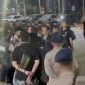 Sebanyak 50 orang berambut cepak dan berbaju loreng mendatangi markas Polda Metro Jaya, Kamis (9/7/2026) pagi. 