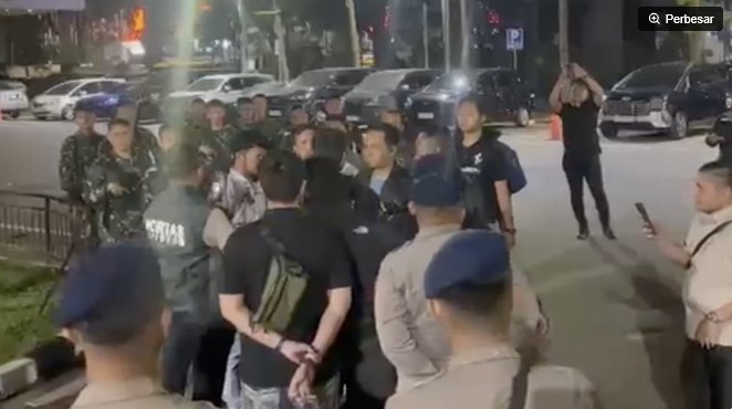 Sebanyak 50 orang berambut cepak dan berbaju loreng mendatangi markas Polda Metro Jaya, Kamis (9/7/2026) pagi. 