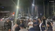 Sebanyak 50 orang berambut cepak dan berbaju loreng mendatangi markas Polda Metro Jaya, Kamis (9/7/2026) pagi. 