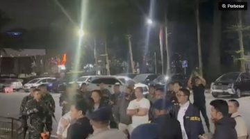 Sebanyak 50 orang berambut cepak dan berbaju loreng mendatangi markas Polda Metro Jaya, Kamis (9/7/2026) pagi. 
