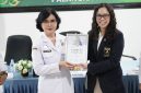 Sekretaris Daerah Provinsi Kalimantan Tengah Linae Victoria Aden menghadiri penyerahan sertifikat WSO/Angels Award Platinum kepada RSUD dr. Doris Sylvanus sebagai bentuk pengakuan internasional atas kualitas pelayanan stroke sekaligus penguatan komitmen peningkatan layanan kesehatan di Kalimantan Tengah. Rabu (5/8/26).