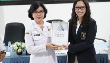 Sekretaris Daerah Provinsi Kalimantan Tengah Linae Victoria Aden menghadiri penyerahan sertifikat WSO/Angels Award Platinum kepada RSUD dr. Doris Sylvanus sebagai bentuk pengakuan internasional atas kualitas pelayanan stroke sekaligus penguatan komitmen peningkatan layanan kesehatan di Kalimantan Tengah. Rabu (5/8/26).