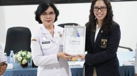 Sekretaris Daerah Provinsi Kalimantan Tengah Linae Victoria Aden menghadiri penyerahan sertifikat WSO/Angels Award Platinum kepada RSUD dr. Doris Sylvanus sebagai bentuk pengakuan internasional atas kualitas pelayanan stroke sekaligus penguatan komitmen peningkatan layanan kesehatan di Kalimantan Tengah. Rabu (5/8/26).