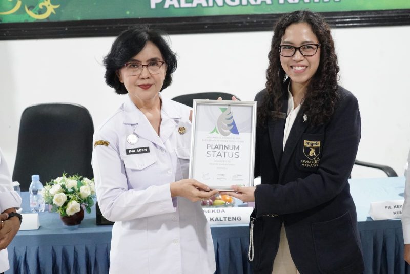Sekretaris Daerah Provinsi Kalimantan Tengah Linae Victoria Aden menghadiri penyerahan sertifikat WSO/Angels Award Platinum kepada RSUD dr. Doris Sylvanus sebagai bentuk pengakuan internasional atas kualitas pelayanan stroke sekaligus penguatan komitmen peningkatan layanan kesehatan di Kalimantan Tengah. Rabu (5/8/26).