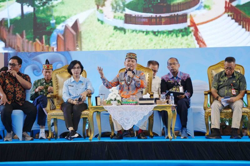 Gubernur Kalimantan Tengah Agustiar Sabran menyampaikan arahan pada Rapat Koordinasi Penyelenggaraan Pemerintahan Desa/Kelurahan se-Kalteng Tahun 2026 di GOR Serbaguna Indoor Palangka Raya, Jumat (7/8/26).