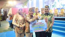 Gubernur Kalimantan Tengah Agustiar Sabran menyerahkan secara simbolis hibah perangkat internet berbasis satelit Starlink kepada pemerintah kabupaten/kota pada Rakor Desa se-Kalimantan Tengah di Palangka Raya. Bantuan tersebut mendukung digitalisasi pendidikan, layanan kesehatan, dan pelayanan publik hingga wilayah terpencil. Kamis (6/8/2026).