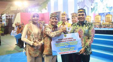 Gubernur Kalimantan Tengah Agustiar Sabran menyerahkan secara simbolis hibah perangkat internet berbasis satelit Starlink kepada pemerintah kabupaten/kota pada Rakor Desa se-Kalimantan Tengah di Palangka Raya. Bantuan tersebut mendukung digitalisasi pendidikan, layanan kesehatan, dan pelayanan publik hingga wilayah terpencil. Kamis (6/8/2026).