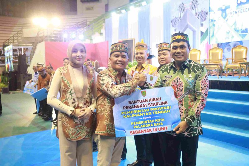 Gubernur Kalimantan Tengah Agustiar Sabran menyerahkan secara simbolis hibah perangkat internet berbasis satelit Starlink kepada pemerintah kabupaten/kota pada Rakor Desa se-Kalimantan Tengah di Palangka Raya. Bantuan tersebut mendukung digitalisasi pendidikan, layanan kesehatan, dan pelayanan publik hingga wilayah terpencil. Kamis (6/8/2026).