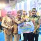 Gubernur Kalimantan Tengah Agustiar Sabran menyerahkan secara simbolis hibah perangkat internet berbasis satelit Starlink kepada pemerintah kabupaten/kota pada Rakor Desa se-Kalimantan Tengah di Palangka Raya. Bantuan tersebut mendukung digitalisasi pendidikan, layanan kesehatan, dan pelayanan publik hingga wilayah terpencil. Kamis (6/8/2026).