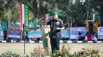 Gubernur Kalimantan Tengah Agustiar Sabran mendampingi Pangdam XXII/Tambun Bungai Mayjen TNI Zainul Arifin pada upacara HUT ke-1 Kodam XXII/Tambun Bungai di Lapangan Upacara Makodam XXII/Tambun Bungai, Senin (10/8/26).
