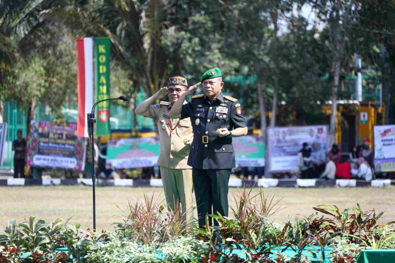 Gubernur Kalimantan Tengah Agustiar Sabran mendampingi Pangdam XXII/Tambun Bungai Mayjen TNI Zainul Arifin pada upacara HUT ke-1 Kodam XXII/Tambun Bungai di Lapangan Upacara Makodam XXII/Tambun Bungai, Senin (10/8/26).